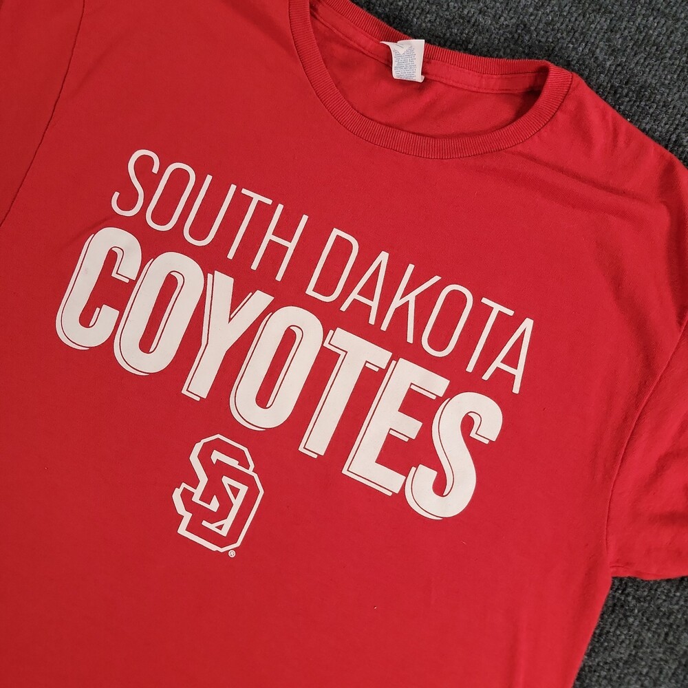 South Dakota Coyotes NCAA College Graphic T-Shirt Men's Medium Red College Tee